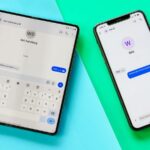 Algumas recomendações de séries com um botão de reset acima mostrando uma mulher enviando mensagens em seu telefone com o RCS ativado e o logotipo do Mensagens do Google em segundo plano.