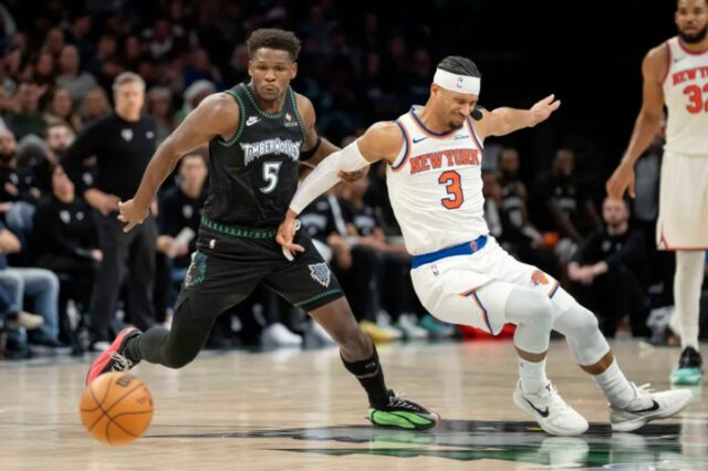 O jogador do Minnesota Timberwolves, Anthony Edwards (5), rouba a bola do jogador do New York Knicks, Josh Hart (3).