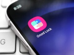 O módulo Good Lock que me forcei a aprender – e agora não consigo usar um Galaxy sem Ilustração 3D de quatro ícones do aplicativo Samsung Good Lock – Home Up, Nice Shot, NotiStar e Sound Assistant – dispostos horizontalmente em um fundo rosa com formas abstratas flutuantes.