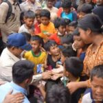 O momento em que Prabowo se ajoelhou e abraçou crianças refugiadas em Aceh Tamiang