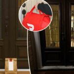 Pessoa batendo em uma porta enquanto segura uma sacola de entrega vermelha do DoorDash.