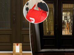 O motorista do DoorDash faz o impensável para enganar o cliente – e foi pego: ‘Vale a pena?’ Pessoa batendo em uma porta enquanto segura uma sacola de entrega vermelha do DoorDash.