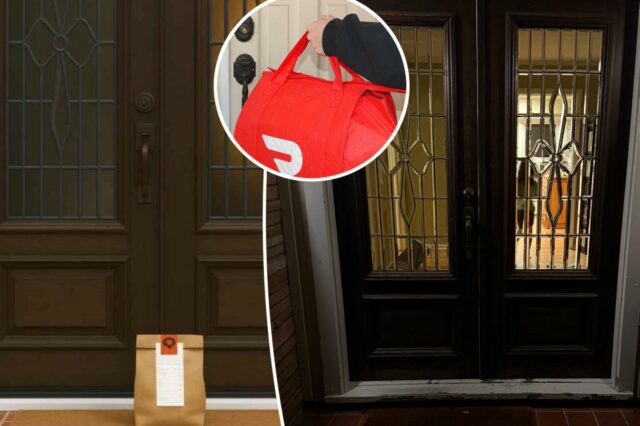 Pessoa batendo em uma porta enquanto segura uma sacola de entrega vermelha do DoorDash.