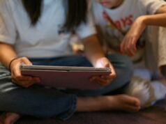 O mundo assiste à entrada em vigor da proibição das redes sociais para adolescentes na Austrália Não role mais: outros países dizem que querem introduzir proibições semelhantes de mídia social para adolescentes mais jovens.