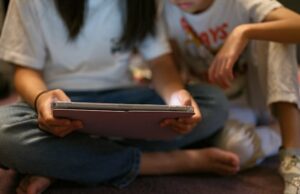 O mundo assiste à entrada em vigor da proibição das redes sociais para adolescentes na Austrália Não role mais: outros países dizem que querem introduzir proibições semelhantes de mídia social para adolescentes mais jovens.