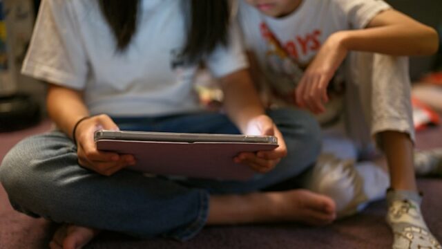 O mundo assiste à entrada em vigor da proibição das Não role mais: outros países dizem que querem introduzir proibições semelhantes de mídia social para adolescentes mais jovens.