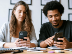 O mundo das apostas distorce os homens? Por dentro do crescente desequilíbrio de género na indústria O mundo das apostas distorce os homens? Uma mulher e um homem estão sentados lado a lado em uma mesa, olhando para seus smartphones em cadernos abertos, sugerindo que estão comparando informações ou participando juntos de uma atividade on-line.