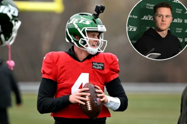 O não elaborado Brady Cook sabe exatamente o que está O quarterback dos Jets, Brady Cook (4), fala à mídia após o treino em Florham Park, NJ.