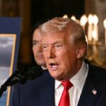 Um cruzador de mísseis guiados da classe Ticonderoga USS Antietam navega no Mar da China Meridional.