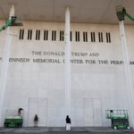 Um sorriso ilumina o rosto do presidente John F. Kennedy enquanto ele é aplaudido durante seu discurso em um grande comício do Partido Democrata em Milwaukee, em 12 de maio de 1962, um jantar do Dia Jefferson-Jackson de US$ 100 por prato. O presidente disse à multidão que “não podemos permitir que este país fique parado”. (Foto AP)