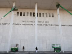 O nome de Trump adicionado ao exterior do Kennedy Center, um dia após a votação para renomear Um sorriso ilumina o rosto do presidente John F. Kennedy enquanto ele é aplaudido durante seu discurso em um grande comício do Partido Democrata em Milwaukee, em 12 de maio de 1962, um jantar do Dia Jefferson-Jackson de US$ 100 por prato. O presidente disse à multidão que “não podemos permitir que este país fique parado”. (Foto AP)