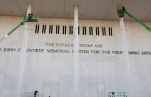 O nome de Trump adicionado ao exterior do Kennedy Center, um dia após a votação para renomear Um sorriso ilumina o rosto do presidente John F. Kennedy enquanto ele é aplaudido durante seu discurso em um grande comício do Partido Democrata em Milwaukee, em 12 de maio de 1962, um jantar do Dia Jefferson-Jackson de US$ 100 por prato. O presidente disse à multidão que “não podemos permitir que este país fique parado”. (Foto AP)