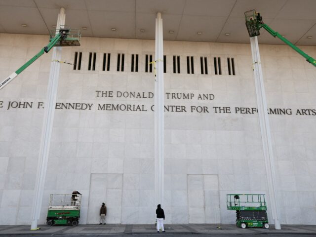 O nome de Trump adicionado ao exterior do Kennedy Center, Um sorriso ilumina o rosto do presidente John F. Kennedy enquanto ele é aplaudido durante seu discurso em um grande comício do Partido Democrata em Milwaukee, em 12 de maio de 1962, um jantar do Dia Jefferson-Jackson de US$ 100 por prato. O presidente disse à multidão que “não podemos permitir que este país fique parado”. (Foto AP)