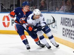 O novato dos Islanders, Cal Ritchie, começando a causar impacto no nível da NHL O novato Cal Ritchie verifica Yanni Gourde durante a vitória dos Islanders sobre o Lightning em 2 de dezembro de 2025.