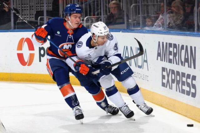 O novato dos Islanders, Cal Ritchie, começando a causar impacto O novato Cal Ritchie verifica Yanni Gourde durante a vitória dos Islanders sobre o Lightning em 2 de dezembro de 2025.