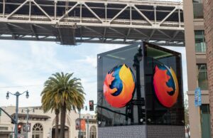 O novo CEO da Mozilla diz que a IA está chegando ao Firefox, mas continuará sendo uma escolha Mozilla Firefox logo outside of San Francisco location with palm tree in backgroundMozilla Firefox logo outside of San Francisco location with palm tree in background