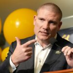 BERKELEY, CALIFÓRNIA - 05 DE DEZEMBRO: (LR) O novo técnico Tosh Lupoi e o gerente geral Ron Rivera posam para fotos durante uma coletiva de imprensa para apresentar Lupoi como o novo técnico de futebol do California Golden Bears no California Memorial Stadium em 05 de dezembro de 2025 em Berkeley, Califórnia. (Foto de Thearon W. Henderson/Getty Images)