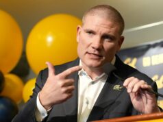 O novo técnico de futebol da Cal, Tosh Lupoi, pronto para atacar todos os aspectos do emprego dos seus sonhos BERKELEY, CALIFÓRNIA - 05 DE DEZEMBRO: (LR) O novo técnico Tosh Lupoi e o gerente geral Ron Rivera posam para fotos durante uma coletiva de imprensa para apresentar Lupoi como o novo técnico de futebol do California Golden Bears no California Memorial Stadium em 05 de dezembro de 2025 em Berkeley, Califórnia. (Foto de Thearon W. Henderson/Getty Images)