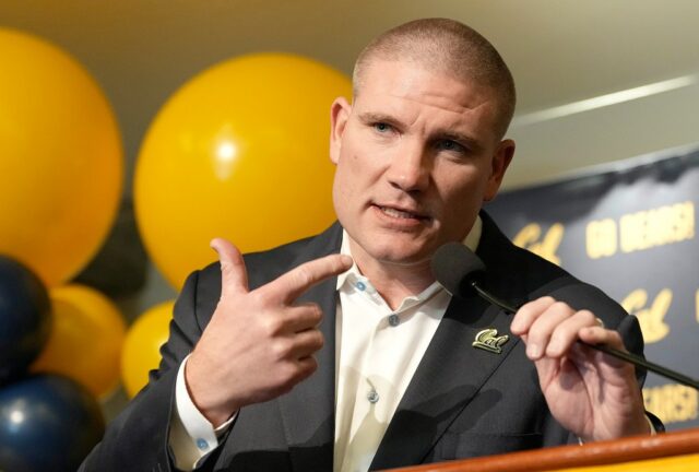 BERKELEY, CALIFÓRNIA - 05 DE DEZEMBRO: (LR) O novo técnico Tosh Lupoi e o gerente geral Ron Rivera posam para fotos durante uma coletiva de imprensa para apresentar Lupoi como o novo técnico de futebol do California Golden Bears no California Memorial Stadium em 05 de dezembro de 2025 em Berkeley, Califórnia. (Foto de Thearon W. Henderson/Getty Images)