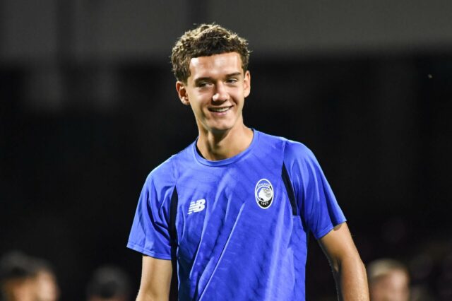 Sergej Levak perseguindo a bola