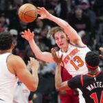 Tyler Kolek faz um passe para Karl-Anthony Towns durante a vitória dos Knicks por 117-101 sobre os Raptors nas quartas de final da Copa da NBA em 9 de dezembro de 2025.