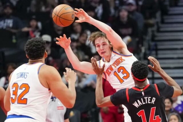 Tyler Kolek faz um passe para Karl-Anthony Towns durante a vitória dos Knicks por 117-101 sobre os Raptors nas quartas de final da Copa da NBA em 9 de dezembro de 2025.