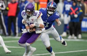 O pênalti brutal de Abdul Carter elimina o jogo potencial dos Giants para mudar o jogo O linebacker do New York Giants, Abdul Carter (51), demite o quarterback do Minnesota Vikings, Max Brosmer (12).