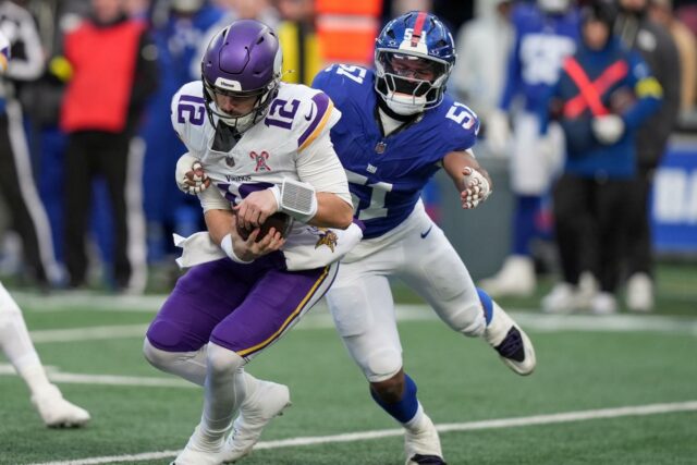 O linebacker do New York Giants, Abdul Carter (51), demite o quarterback do Minnesota Vikings, Max Brosmer (12).