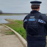 Um 'incidente sério' foi declarado depois que uma aeronave leve caiu no reservatório de Hanningfield, Chelmsford, em Essex, na foto