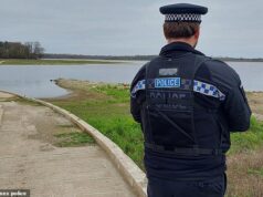 O piloto ‘deixou uma nota de suicídio’ antes de ‘bombardear’ uma aeronave leve no reservatório de Essex Um 'incidente sério' foi declarado depois que uma aeronave leve caiu no reservatório de Hanningfield, Chelmsford, em Essex, na foto