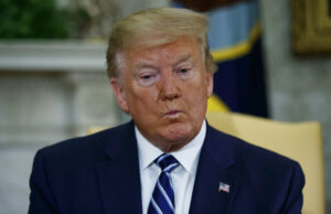 O plano de vingança de Trump se desfaz quando outro grande júri o rejeita ARQUIVO - A procuradora-geral de Nova York, Letitia James, fala durante uma entrevista coletiva em frente ao tribunal federal de Manhattan, em Nova York, 14 de fevereiro de 2025. (AP Photo / Yuki Iwamura, Arquivo)