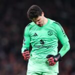 Senne Lammens defende David Brooks durante a partida da Premier League entre Manchester United e Bournemouth em Old Trafford em 2025 em Manchester, Inglaterra.