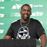 O coordenador defensivo dos Jets, Chris Harris, fala à mídia.