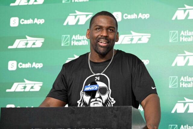 O coordenador defensivo dos Jets, Chris Harris, fala à mídia.