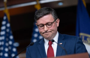 O presidente da Câmara Johnson implora aos republicanos que mantenham as preocupações privadas após uma semana tumultuada Yahoo news home