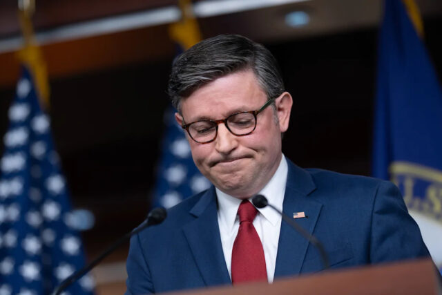 O presidente da Câmara Johnson implora aos republicanos que mantenham Yahoo news home