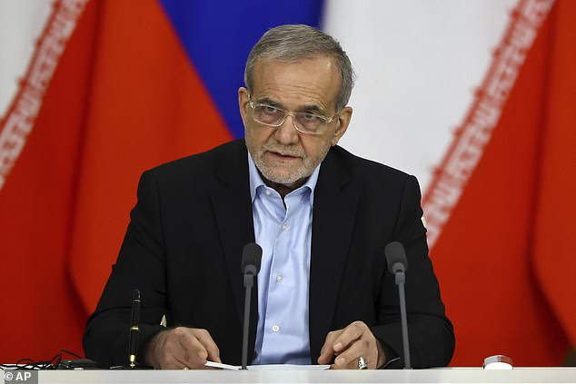 O presidente do Irã diz que o país está em O presidente iraniano, Masoud Pezeshkian, declarou “guerra total” com os EUA, Israel e a Europa, enquanto a nação hostil procura reconstruir as suas capacidades nucleares.