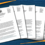 O presidente do comitê, Walberg, pressiona os sindicatos esportivos por respostas sobre escândalos de jogos de azar ilegais. Um gráfico que mostra várias cartas oficiais do Comitê de Educação e Força de Trabalho da Câmara dos EUA, organizadas em um layout em leque contra um fundo azul estampado com detalhes em laranja. As cartas parecem endereçadas a várias associações de jogadores esportivos em relação às preocupações com jogos esportivos ilegais.