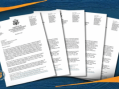 O presidente do comitê, Walberg, pressiona os sindicatos esportivos por respostas sobre escândalos de jogos ilegais O presidente do comitê, Walberg, pressiona os sindicatos esportivos por respostas sobre escândalos de jogos de azar ilegais. Um gráfico que mostra várias cartas oficiais do Comitê de Educação e Força de Trabalho da Câmara dos EUA, organizadas em um layout em leque contra um fundo azul estampado com detalhes em laranja. As cartas parecem endereçadas a várias associações de jogadores esportivos em relação às preocupações com jogos esportivos ilegais.