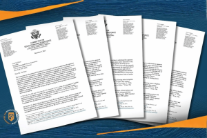 O presidente do comitê, Walberg, pressiona os sindicatos esportivos por O presidente do comitê, Walberg, pressiona os sindicatos esportivos por respostas sobre escândalos de jogos de azar ilegais. Um gráfico que mostra várias cartas oficiais do Comitê de Educação e Força de Trabalho da Câmara dos EUA, organizadas em um layout em leque contra um fundo azul estampado com detalhes em laranja. As cartas parecem endereçadas a várias associações de jogadores esportivos em relação às preocupações com jogos esportivos ilegais.