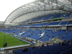 O presidente do futebol, Tony Bloom, foi alvo de acusações de apostas, mas nega as acusações Estádio AMEX de futebol Brighton & Hove Albion, campo verde à esquerda e cadeiras à direita. O presidente do futebol, Tony Bloom, foi alvo de acusações de apostas, mas nega as acusações