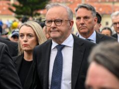 O primeiro-ministro australiano Albanese é vaiado durante a vigília em Bondi Beach em homenagem às vítimas do ataque de Hanukkah O primeiro-ministro australiano Albanese é vaiado durante a vigília em Bondi Beach em homenagem às vítimas do ataque de Hanukkah