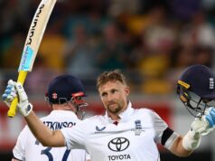 O primeiro século de Root na Austrália dá vantagem à Inglaterra quando Starc derruba Akram Mitchell Starc, da Austrália, arremessa durante o primeiro dia da segunda partida de teste da Ashes Series 2025/26, enquanto o capitão da Inglaterra, Ben Stokes, assiste