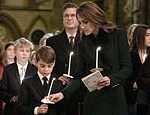 O príncipe Louis fica perto de sua mãe enquanto ele, o príncipe George e a princesa Charlotte se juntam aos pais na Abadia de Westminster para um concerto de canções de natal