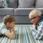 O próprio argumento da Apple contra a verificação de idade na App Store mostra por que está errado | Foto de um avô e neto