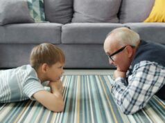 O próprio argumento da Apple contra a verificação de idade da App Store mostra por que está errado O próprio argumento da Apple contra a verificação de idade na App Store mostra por que está errado | Foto de um avô e neto