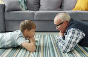 O próprio argumento da Apple contra a verificação de idade da App Store mostra por que está errado O próprio argumento da Apple contra a verificação de idade na App Store mostra por que está errado | Foto de um avô e neto