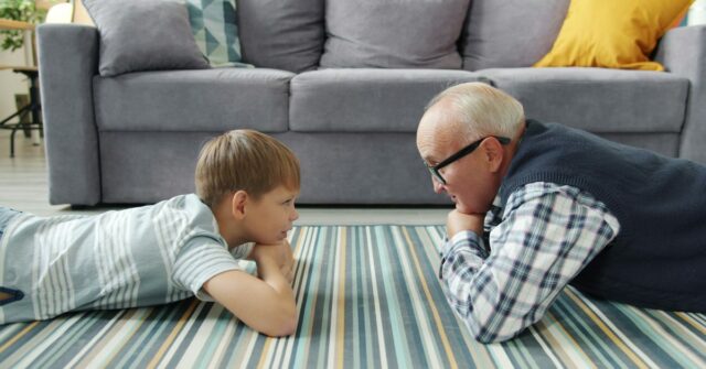 O próprio argumento da Apple contra a verificação de idade O próprio argumento da Apple contra a verificação de idade na App Store mostra por que está errado | Foto de um avô e neto