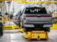 O próximo F-150 Lightning da Ford terá um gerador de gás enquanto se afasta de grandes EVs Ford F-150 Lightning electric truck assembly line