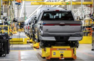 O próximo F-150 Lightning da Ford terá um gerador de gás enquanto se afasta de grandes EVs Ford F-150 Lightning electric truck assembly line